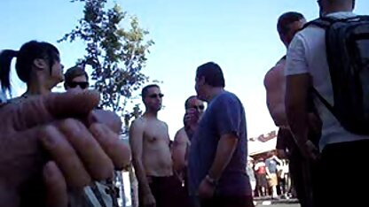 Mannen met tatoeages laten Melanie haar benen spreiden. nederlandstalige sexfilms