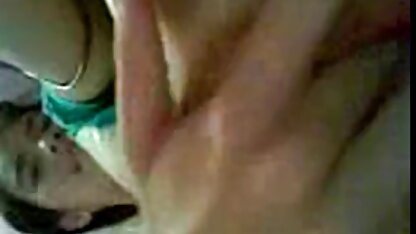 Jonge vrouw met een bril die enthousiast haar seksfilms vagina vagina vingert